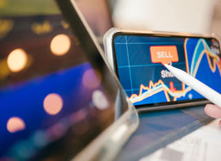 Trader med flere nisjer som går gjennom Bitcoin-, Ethereum- og valutaopsjoner