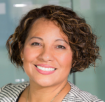Claire Ashford, compliance-sjef ved et finansforetak, portrett